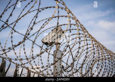 Ein Sperrdrahtzaun mit Überwachungskamera Stockfoto