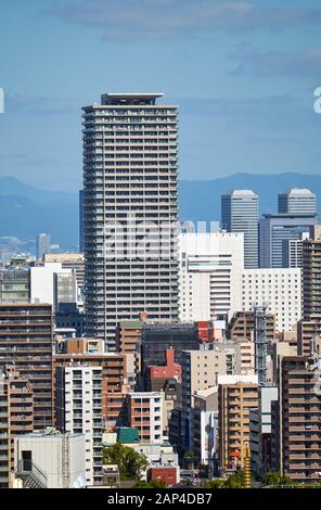 Die Vogelperspektive auf Wolkenkratzer im Tennoji-Viertel im Zentrum der Stadt Osaka. Japan Stockfoto