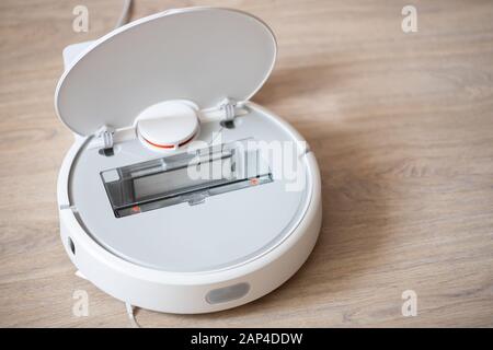 Öffnen Sie den kabellosen intelligenten Roboter-Staubsauger, der auf Laminatboden arbeitet Stockfoto
