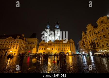 Prag, TSCHECHIEN - 3. NOVEMBER 2019: Prager Dom, nachts von der Malostranske Namesti auf dem Altstädter Ring zu sehen. Die Kirche der Mutter Gottes ist eine Seltsheit Stockfoto