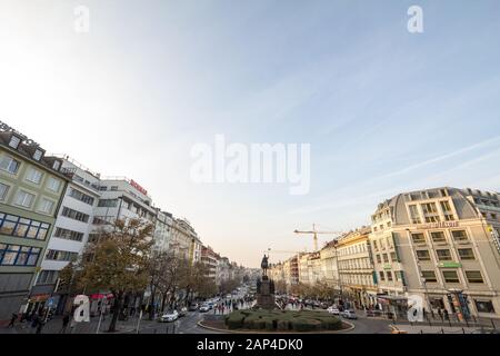 Prag, TSCHECHIEN - 31. OKTOBER 2019: Panorama von Vaclaske Namesti, oder Wenzelsplatz, mit dem Heiligen Wenzel (Svaty Vaclav) im Hintergrund, einem bedeutenden Stockfoto