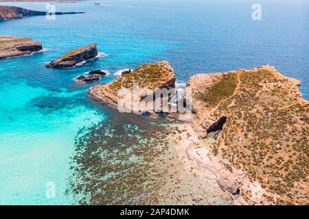 Panorama des Blue Lagoon Comino Malta. Cote Azur, türkis klares Wasser mit weißem Sand. Luftansicht Stockfoto