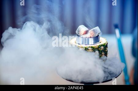 Heiße Kohlen hookah in Ananas Schüssel für das Rauchen Shisha traditionellen türkischen Urlaub Stockfoto