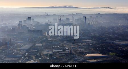 Luftaufnahmen einer nebligen Skyline der Stadt Birmingham, Großbritannien Stockfoto