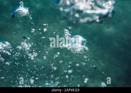 Luftblasen im Meerwasser, abstrakter Hintergrund Stockfoto