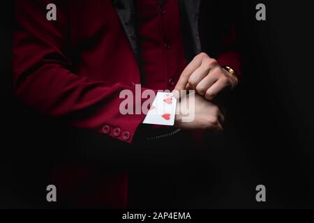 Zauberer zeigt Trick mit Spielkarten, Verschwinden im Ärmel Stockfoto