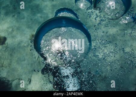 Luftblasen im Meerwasser, abstrakter Hintergrund Stockfoto