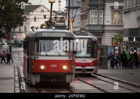 Brünn, Tschechien - NOVEMBER 5, 2019: Zwei Straßenbahnen, Tatra K2 Modell, Kreuzen im Stadtzentrum von Brünn. Auch als Salina, das sind die wichtigsten tr Stockfoto