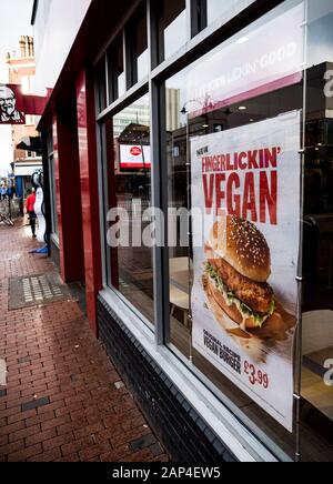 KFC Vegan Burger, KFC fast Food Store, Reading, Berkshire, England, Großbritannien, GB. Stockfoto