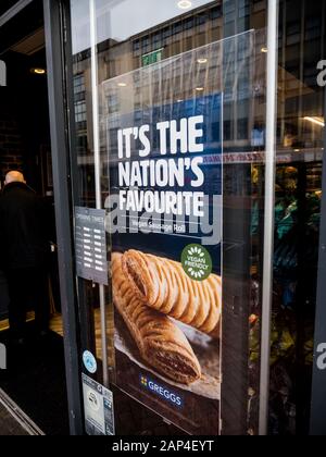 Wurstwalze ohne Fleisch, Vegan Food in Der High Street, Greggs, Reading, Berkshire, England, Großbritannien, GB. Stockfoto