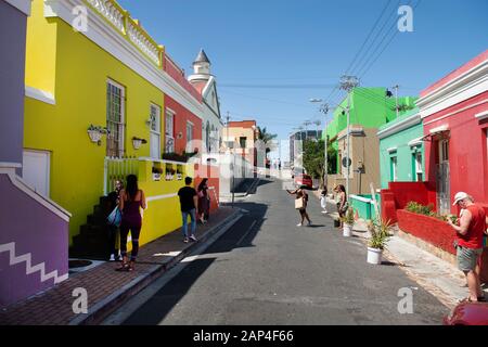 Die Gegend in Kapstadt, bekannt als Bo Kaap, ist ein hauptsächlich malaiisches Gebiet, mit einstöckigen, sehr bunten Häusern, großartigem Essen und einem Ort für Touristen Stockfoto