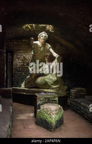 Rom. Italien. Ostia Antica. Mithraeum der Bäder von Mithras (Mitreo delle Terme del Mitra). Mithras über den Stier, der ursprünglichen 1 zu töten Stockfoto