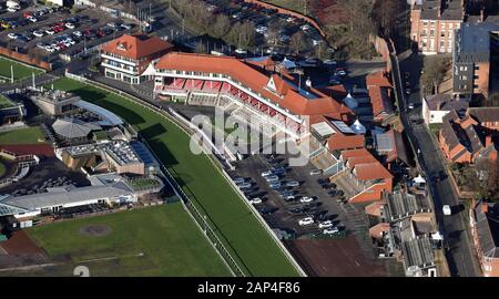 Luftaufnahme der Tribünen, Paddock & Paradering der Rennbahn Chester, Großbritannien Stockfoto