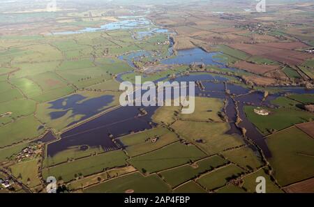 Luftaufnahme von Überschwemmungen auf dem Fluss Dee in Cheshire Stockfoto