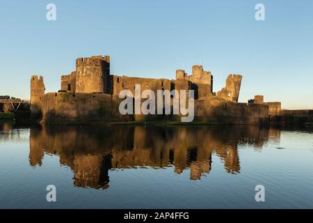 Caerphilly Castle an einem Knackigen Wintertag Stockfoto