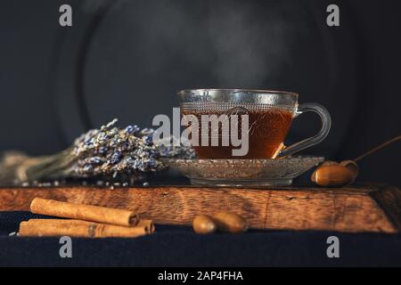 Tasse mit heißem Tee auf dunklem Hintergrund Stockfoto
