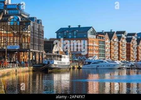 Suffolk, britische Stadt, Blick entlang des Wherry Quay in Richtung des Salthouse Harbour Hotel und Wohn-Apartmentgebäude, Ipswich Marina, Suffolk, England, Großbritannien Stockfoto