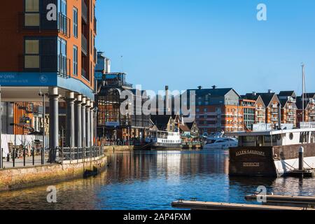 Ipswich UK, Blick entlang der Küste von Ipswich Marina in Richtung des Salthouse Harbour Hotel und Wohn-Apartmentgebäude, Suffolk, England, Großbritannien Stockfoto