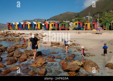 Bunte Strandhütten in der Nähe von Simons Stadt in der Kapregion von Südafrika machen schöne Kulisse für Strandkämmen und Angeln in den Wasserpools Stockfoto