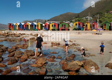 Bunte Strandhütten in der Nähe von Simons Stadt in der Kapregion von Südafrika machen schöne Kulisse für Strandkämmen und Angeln in den Wasserpools Stockfoto