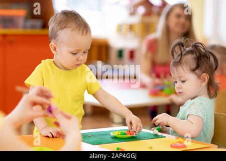 Kinder Kleinkinder, die in Kindergärten oder Kindergärten Ton spielen Stockfoto