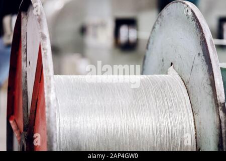 Stahldraht, Aluminium auf Rollen in der industriellen Produktion für Metallbearbeitung Stockfoto