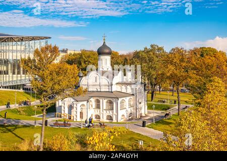 Moskau - 13. Oktober 2018: Panorama-Panorama Zaryadye Park weiße Kirche, Russland Herbst Stockfoto