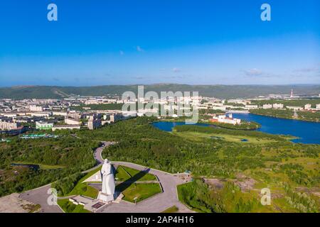 In Murmansk, Russland - Juli 1, 2019: Luftaufnahme Panorama der Stadt Denkmal Verteidiger des sowjetischen Arktis Alyosha Stockfoto