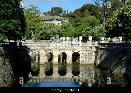 Das nymphäum in der NEOKLASSISCHEN oder Klassischen Gärten, öffentlichen Park oder die Jardins de la Fontaine (1738-55) Nimes Gard Frankreich Stockfoto