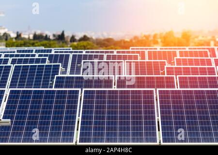 Satz Solarpaneele auf dem Dach des Gebäudes. Umweltfreundliches Konzept für erneuerbare Energien Stockfoto