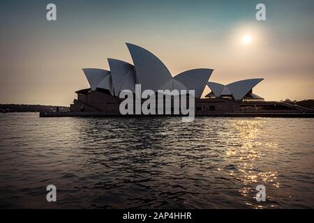 Sydney Opera House in Sonne gebadet in der Dämmerung Stockfoto