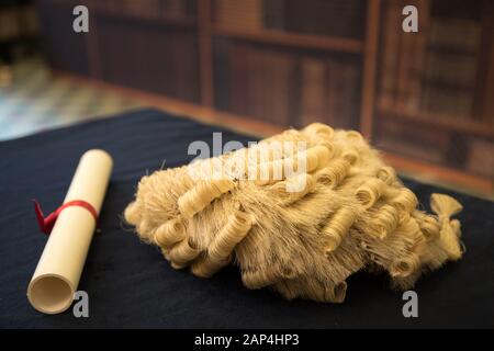 Perücke als getragen durch einige Richter und Rechtsanwälte in England und Wales, auch als Peruke bekannt. Dieses Bild wurde auf einer Abschlussfeier Fotoshooting getroffen, ein Stockfoto