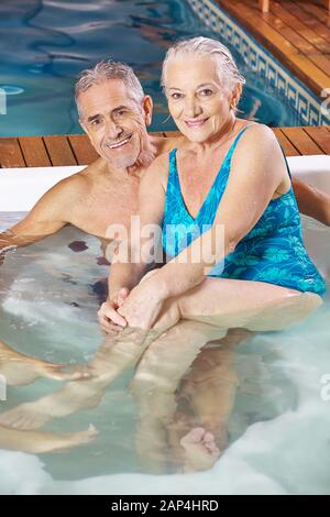 Happy Senioren zusammen in den Whirlpool im Wellnessbereich im Urlaub Stockfoto