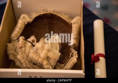 Perücke als getragen durch einige Richter und Rechtsanwälte in England und Wales, auch als Peruke bekannt. Dieses Bild wurde auf einer Abschlussfeier Fotoshooting getroffen. Stockfoto
