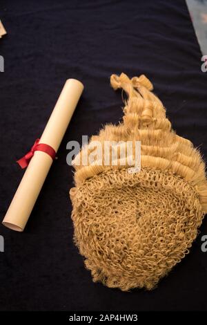 Perücke als getragen durch einige Richter und Rechtsanwälte in England und Wales, auch als Peruke bekannt. Dieses Bild wurde auf einer Abschlussfeier Fotoshooting getroffen, ein Stockfoto