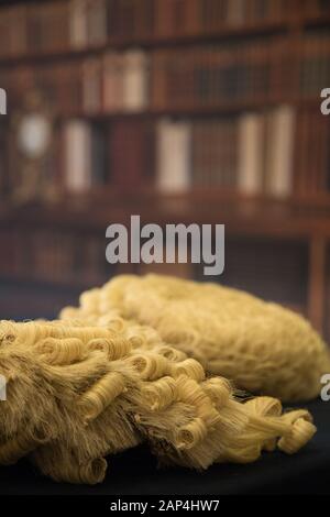Perücke als getragen durch einige Richter und Rechtsanwälte in England und Wales, auch als Peruke bekannt. Dieses Bild wurde auf einer Abschlussfeier Fotoshooting getroffen. Stockfoto