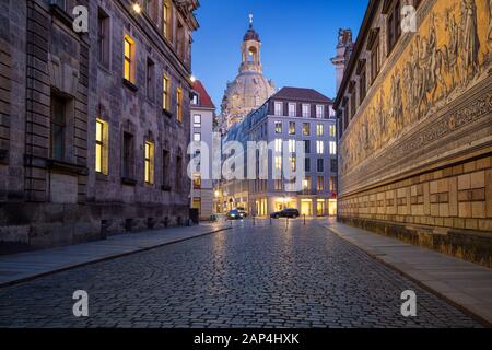 Dresden, Deutschland. Bild von Dresden mit der Dresdner Frauenkirche in dämmerungsblauer Stunde. Stockfoto