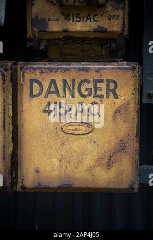 Gefahr Hochspannung an verlassenen Industriegebiet Stockfoto