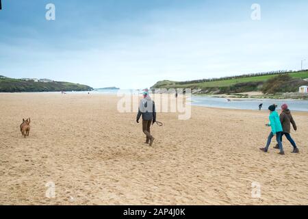 Menschen zu Fuß über Porth Beach in Newquay in Cornwall. Stockfoto