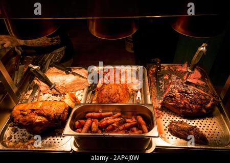 Verschiedene Wurstwaren auf einem Sonntag Mittagessen Buffet im Restaurant zur Verfügung. Stockfoto