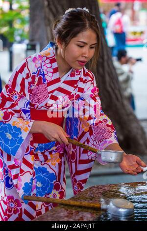 Tokio - 17. Mai: Japanische Frau Waschen der Hände in einem Chozuya in einem Schrein in Tokio Japan am 17. Mai 2018. Chozuya ist ein Wasser Waschung Pavillon für eine cerem Stockfoto