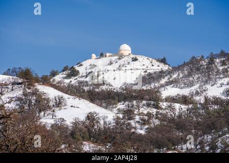 Blick auf die Spitze des Mt Hamilton an einem klaren Wintertag, Schnee, der den Gipfel und die umliegenden Hügel, San Jose, San Francisco Bay Area, Calif Stockfoto