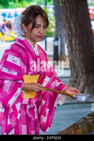 Tokio - 17. Mai: Japanische Frau Waschen der Hände in einem Chozuya in einem Schrein in Tokio Japan am 17. Mai 2018. Chozuya ist ein Wasser Waschung Pavillon für eine cerem Stockfoto