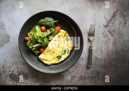 Spinatomelett mit gemischtem Grünsalat Stockfoto