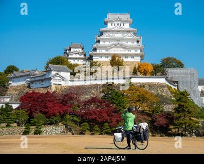 Japanischer Radtourist erfasst ein Bild von Himeji Castle, Japan. Stockfoto