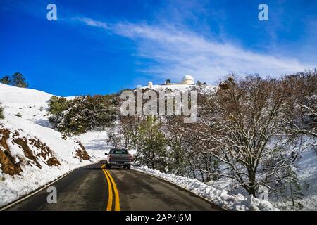 Fahren an einem verschneiten Wintertag auf dem Gipfel des Mount Hamilton, in der Diablo mountain range; South San Francisco Bay Area, Kalifornien Stockfoto