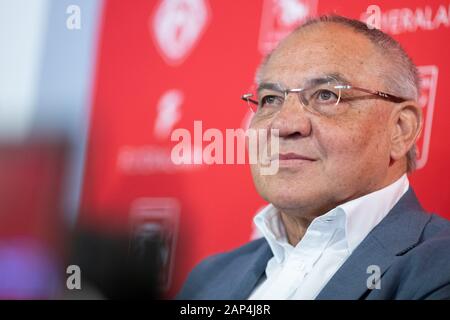 20. Januar 2020, Bayern, Würzburg: Felix Magath, ehemaliger internationaler Spieler und Fußball-Trainer, während einer Pressekonferenz zu seiner neuen Position als CEO von Flyeralarm Global Fußball. Der 66-jährige kehrt zum Fußball als Funktionär und gleichzeitig endet das Coaching Kapitel für sich. Der Eingeborene von Aschaffenburg wird in Zukunft auf der Suche nach der dritten Division team Würzburger Kickers und FC Admira Wacker Mödling aus Österreich. Die Online Druckerei Flyeralarm unterstützt beide Vereine finanziell und ist auch der Namensgeber der Bundesliga der Frauen. Foto: Daniel Karmann/dpa Stockfoto