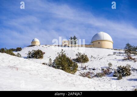 Blick auf die Spitze des Mt Hamilton an einem klaren Wintertag, Schnee, der die Erde, San Jose, San Francisco Bay Area, Kalifornien Stockfoto