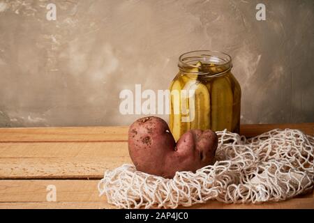 Hässliche Lebensmittel, Kartoffeln in Form eines Herzens.natürliche und einfache landwirtschaftliche Produkte. Sack Saite Tasche, Ablehnung von Kunststoff. Stockfoto