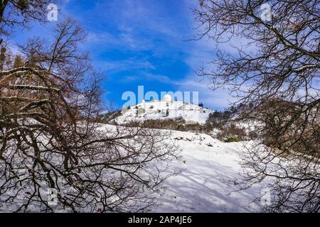 Blick auf die Spitze des Mt Hamilton an einem klaren Wintertag, Schnee, der den Gipfel und die umliegenden Hügel, San Jose, San Francisco Bay Area, Calif Stockfoto